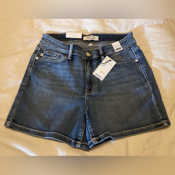 Judy Blue Light Wash Mid Rise Contrast Wash Shorts - Picture 2 of 5